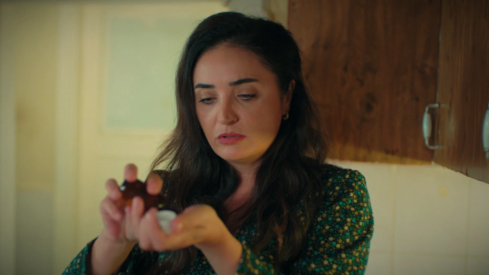 Orhan acompaña a Sengül a casa para echarle una mano… ¡Y ella le echa algo en la bebida para dormirlo! Orhan acompaña a Sengül a casa para echarle una mano… ¡Y ella le echa algo en la bebida para dormirlo!