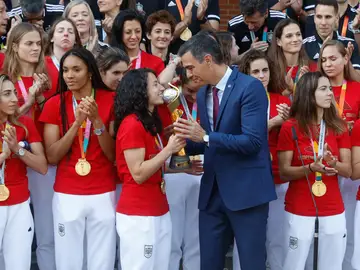 Pedro Sánchez recibe a las campeonas del mundo Pedro Sánchez recibe a las campeonas del mundo