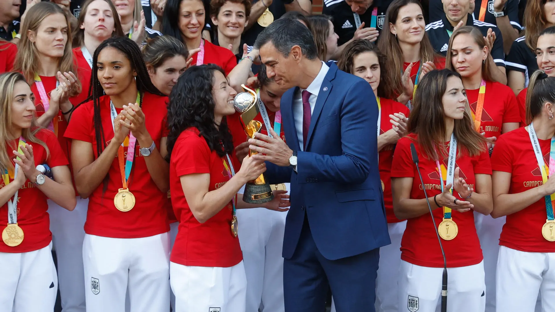 Pedro S&aacute;nchez recibe a las campeonas del mundo