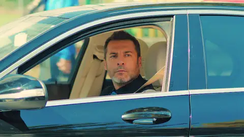 Kaya pilla a Leyla huyendo de la universidad… ¿Descubrirá que no es quién dice ser? Kaya pilla a Leyla huyendo de la universidad… ¿Descubrirá que no es quién dice ser?