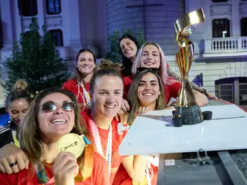 Jugadoras de la selección española de fútbol durante la celebración con la afición por las calles de Madrid. Jugadoras de la selección española de fútbol durante la celebración con la afición por las calles de Madrid.