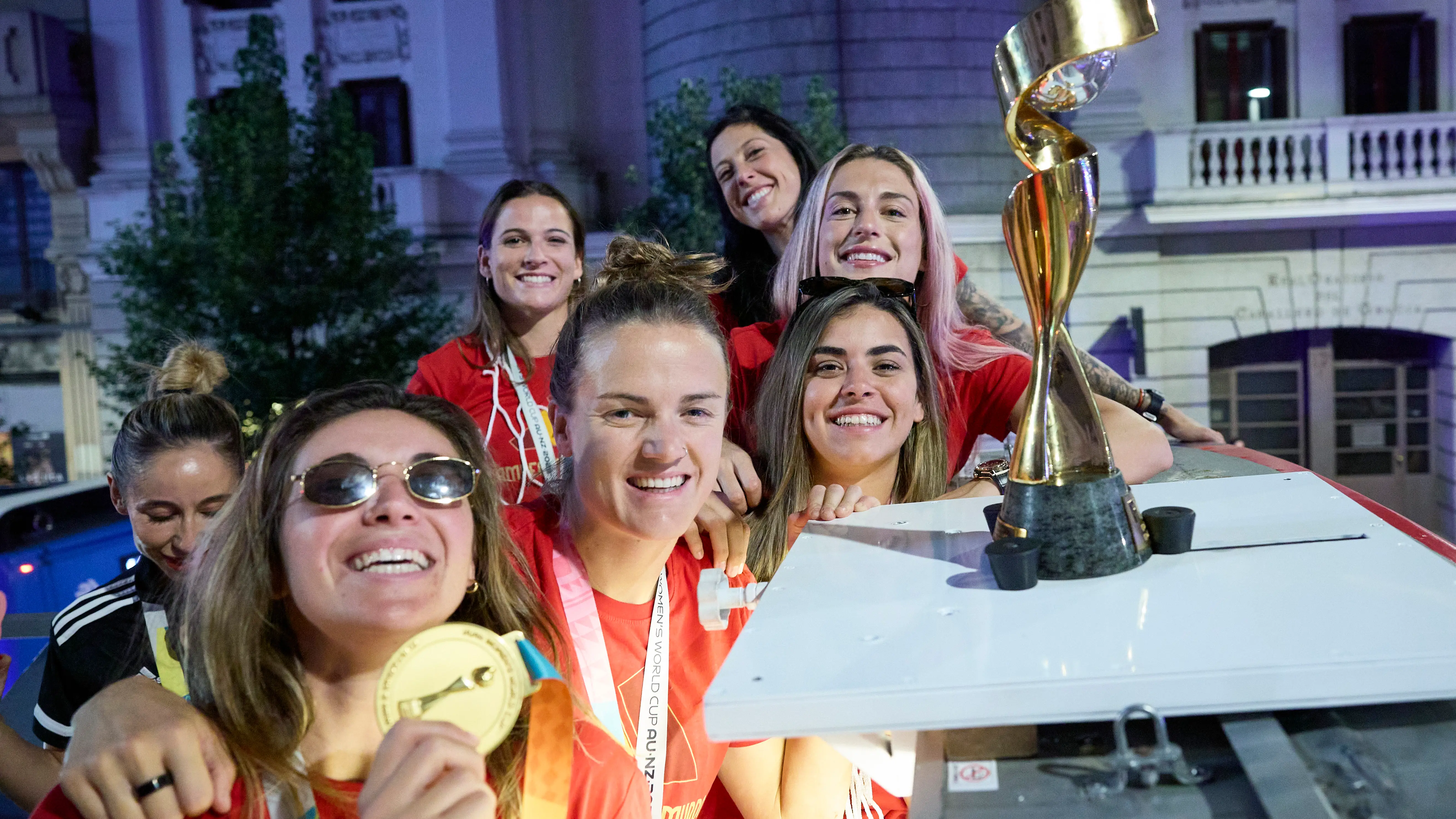 Jugadoras de la selección española de fútbol durante la celebración con la afición por las calles de Madrid. Jugadoras de la selección española de fútbol durante la celebración con la afición por las calles de Madrid.