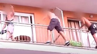 Los turistas haciendo 'balconing' en Magaluf