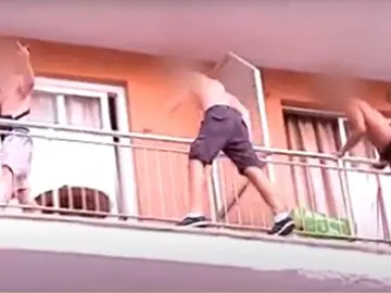 Los turistas haciendo 'balconing' en Magaluf Los turistas haciendo 'balconing' en Magaluf