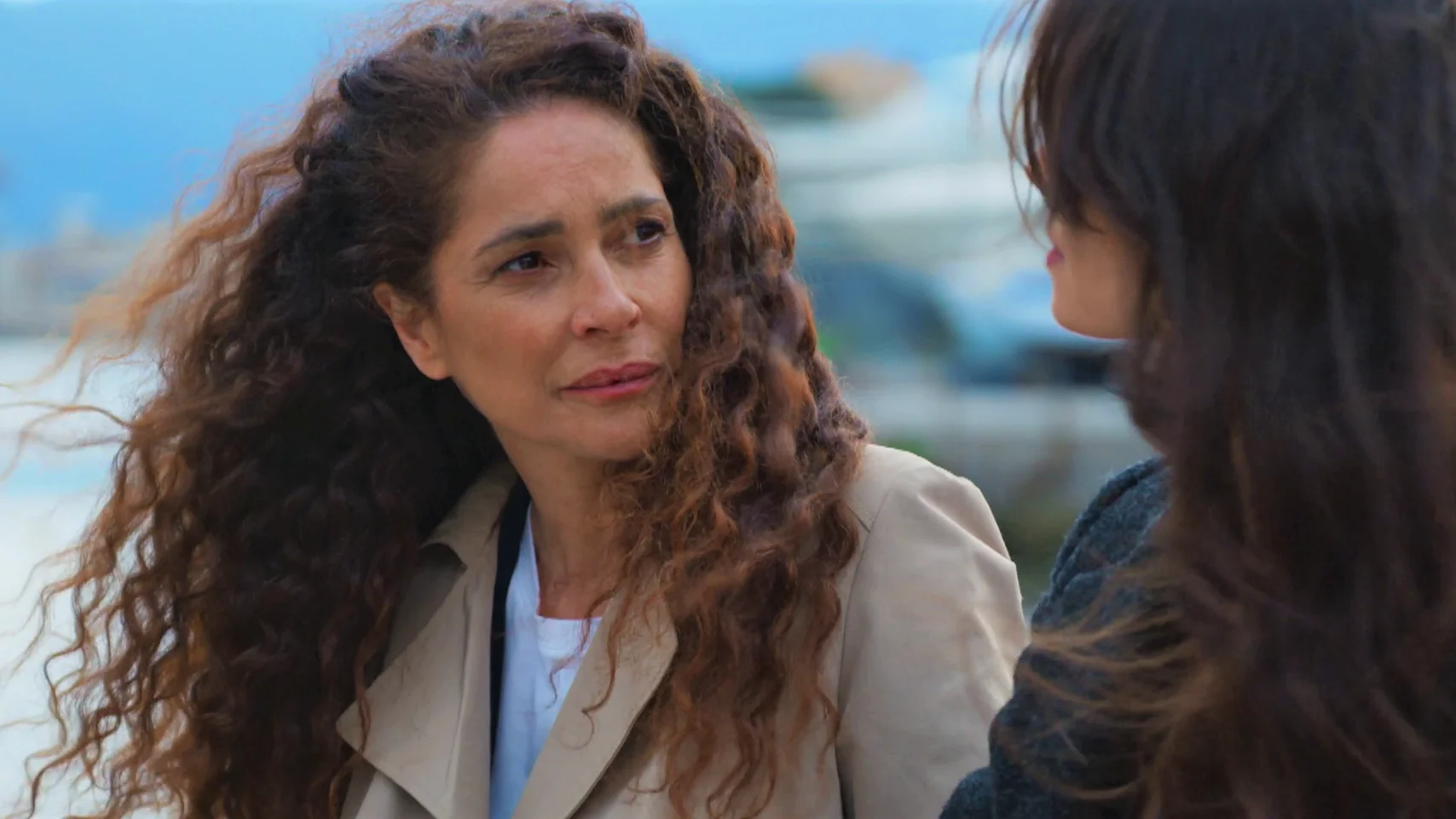 ¡Quién las ha visto y quién las ve! Claudia se desahoga con Violeta y ésta le confiesa que está enferma 
