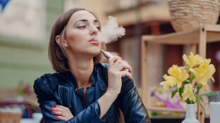Una mujer vapeando
