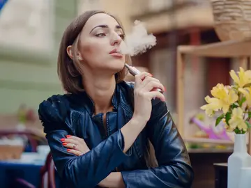 Una mujer vapeando Una mujer vapeando