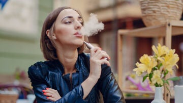 Una mujer vapeando