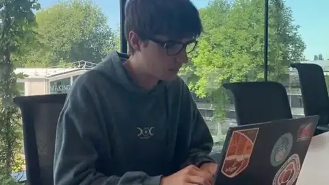 Juan, un joven de Linares, trabajará para la NASA Juan, un joven de Linares, trabajará para la NASA