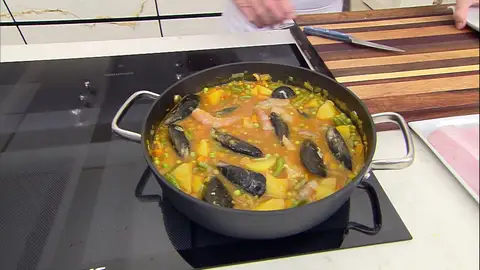 Añade los mejillones, los langostinos y la merluza salpimentada Añade los mejillones, los langostinos y la merluza salpimentada