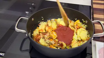 Una vez pochadas las verduras, añade las patatas y el tomate