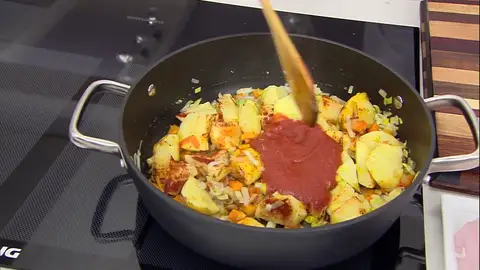 Una vez pochadas las verduras, añade las patatas y el tomate Una vez pochadas las verduras, añade las patatas y el tomate