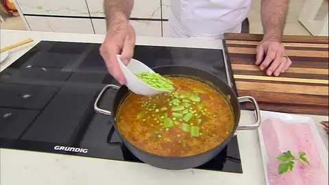Añade las judías y los guisantes Añade las judías y los guisantes