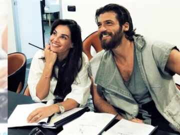 &iexcl;Nos colamos en el rodaje! As&iacute; de bien se lo pasaron Can Yaman y Francesca Chillemi grabando &lsquo;Violeta como el mar&rsquo;