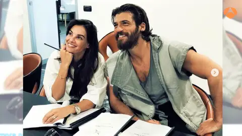 ¡Nos colamos en el rodaje! Así de bien se lo pasaron Can Yaman y Francesca Chillemi grabando ‘Violeta como el mar’ ¡Nos colamos en el rodaje! Así de bien se lo pasaron Can Yaman y Francesca Chillemi grabando ‘Violeta como el mar’