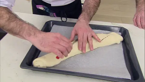 Cuando haya reposado, haz pequeños cortes para meterlo al horno Cuando haya reposado, haz pequeños cortes para meterlo al horno