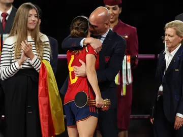 El abrazo de Rubiales a Aitana Bonmatí El abrazo de Rubiales a Aitana Bonmatí