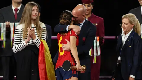 El abrazo de Rubiales a Aitana Bonmatí El abrazo de Rubiales a Aitana Bonmatí