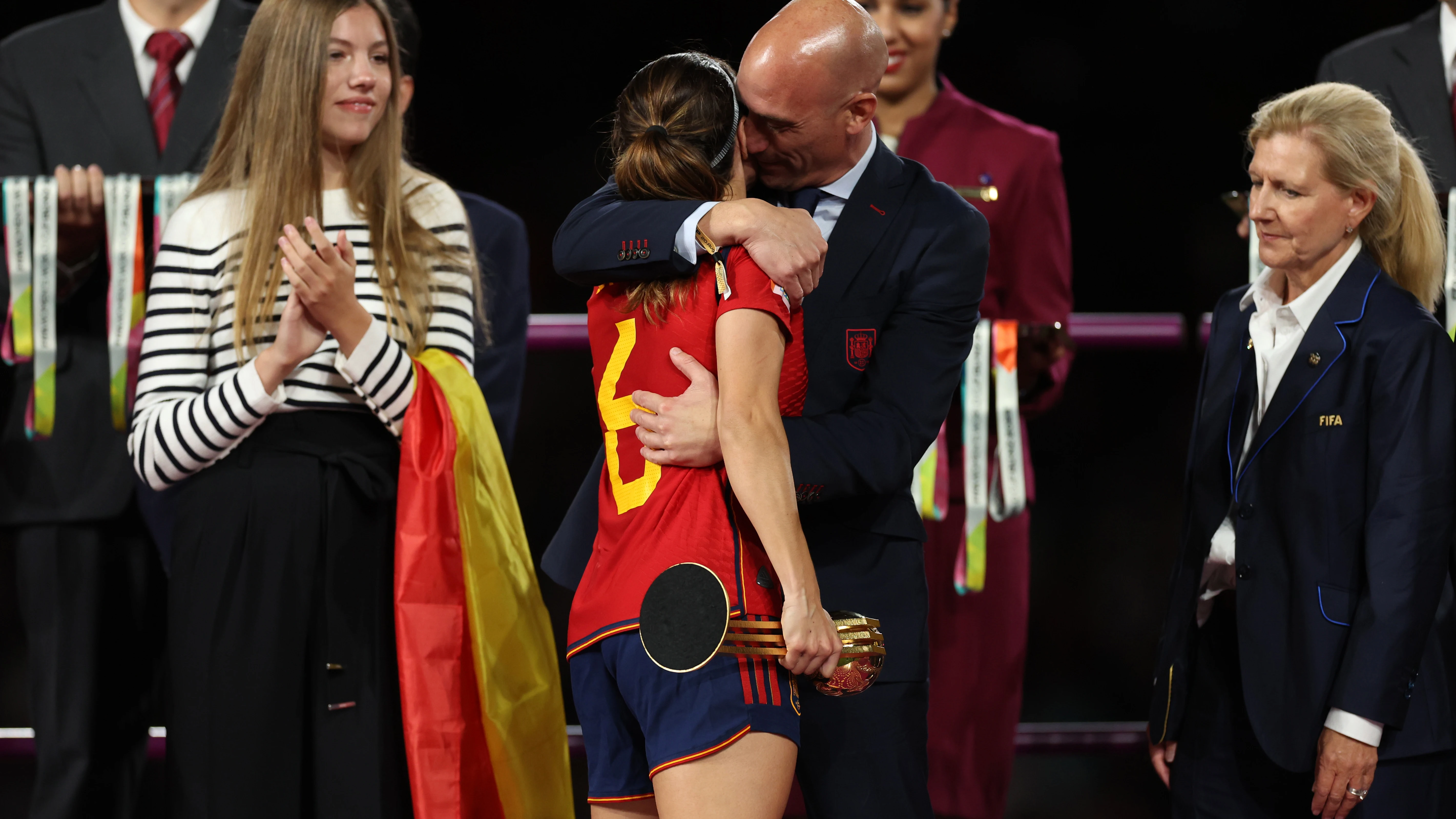 El abrazo de Rubiales a Aitana Bonmatí El abrazo de Rubiales a Aitana Bonmatí