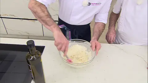 Mezcla los ingredientes para la masa Mezcla los ingredientes para la masa