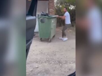 Imágenes del alcalde de Trevélez volcando un contenedor de basura