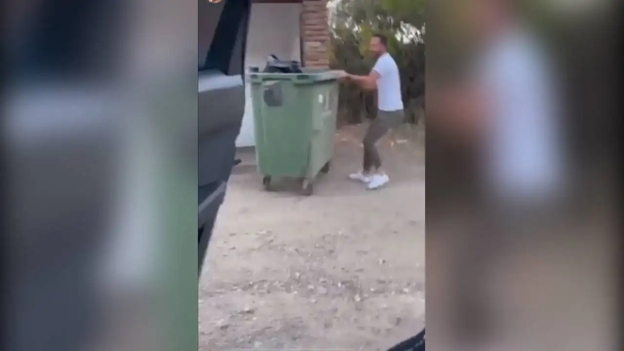 Imágenes del alcalde de Trevélez volcando un contenedor de basura Imágenes del alcalde de Trevélez volcando un contenedor de basura