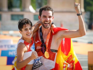 María Pérez y Álvaro Martín con sus respectivos oros