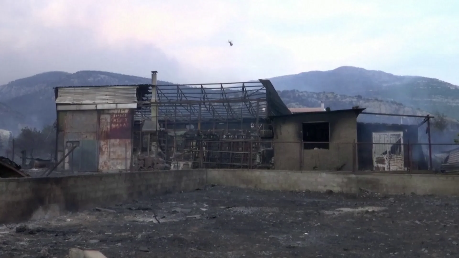 Casas calcinadas por los incendios en Grecia Casas calcinadas por los incendios en Grecia