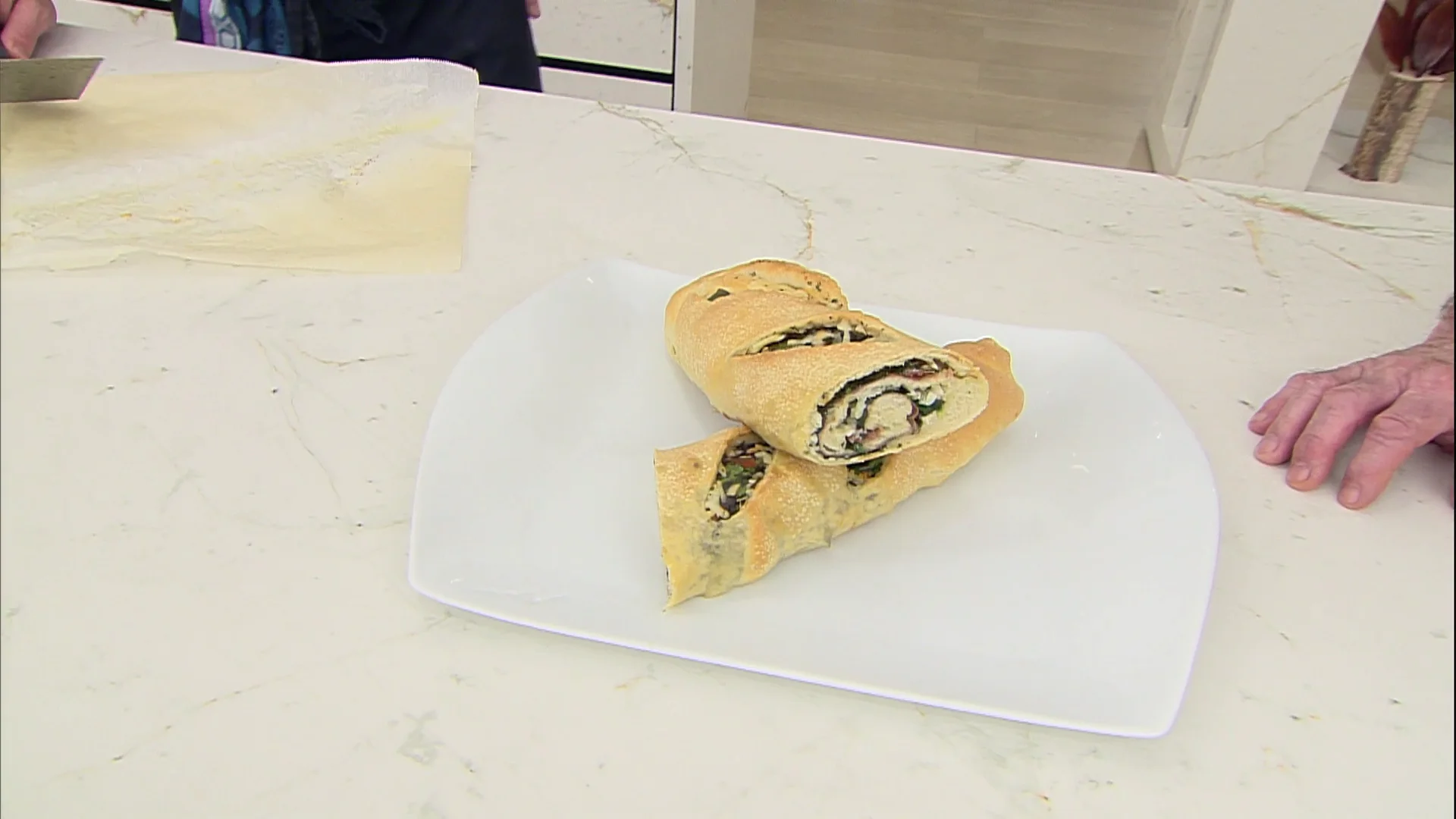Receta fácil de Karlos Arguiñano: pan con espinacas, jamón y queso Receta fácil de Karlos Arguiñano: pan con espinacas, jamón y queso