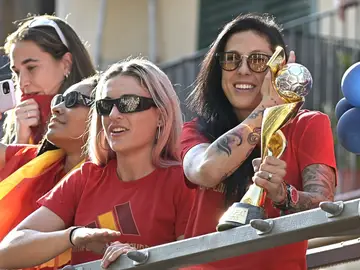 Alexia Putellas junto a Jenni Hermoso en la celebración del Mundial Alexia Putellas junto a Jenni Hermoso en la celebración del Mundial