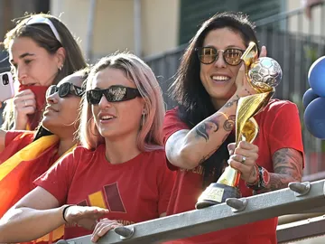 Alexia Putellas junto a Jenni Hermoso en la celebración del Mundial Alexia Putellas junto a Jenni Hermoso en la celebración del Mundial