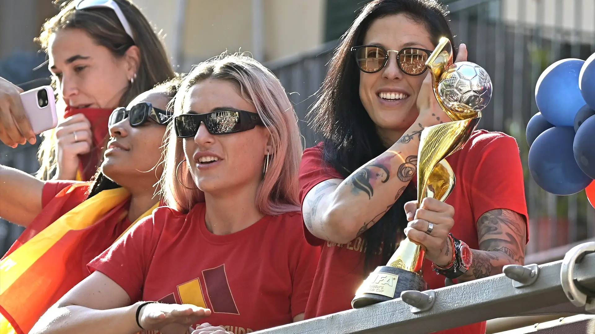 Alexia Putellas junto a Jenni Hermoso en la celebraci&oacute;n del Mundial