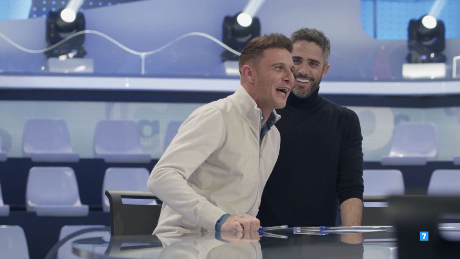 Joaquín se postula como presentador de ‘Pasapalabra’ en la cara de Roberto Leal: “Tampoco te calientes”