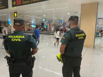 Dos agentes de la Guardia Civil en el aeropuerto de Ibiza