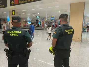 Dos agentes de la Guardia Civil en el aeropuerto de Ibiza Dos agentes de la Guardia Civil en el aeropuerto de Ibiza
