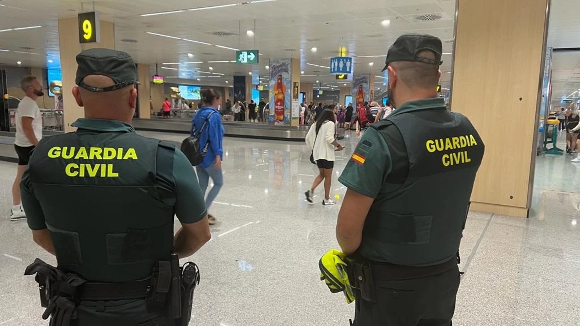 Dos agentes de la Guardia Civil en el aeropuerto de Ibiza