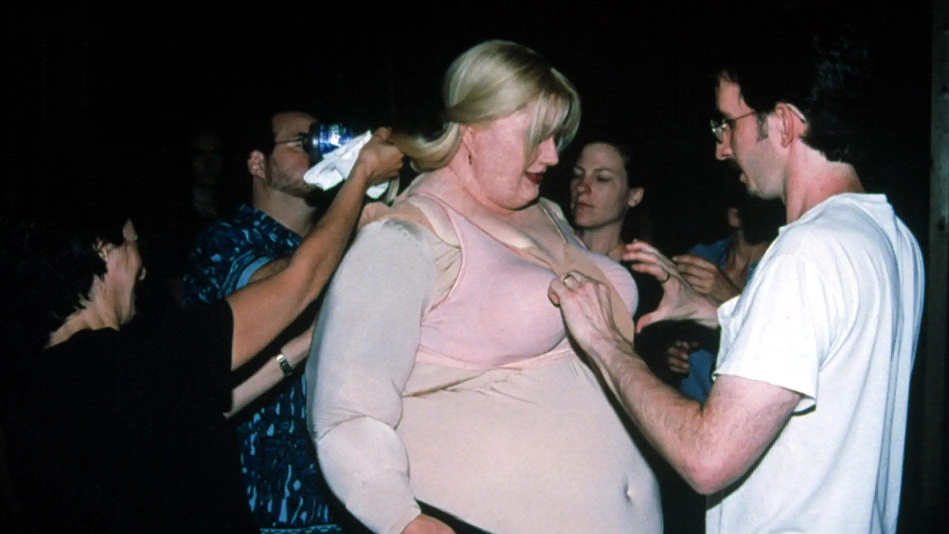 Gwyneth Paltrow poniéndose el 'fat suit' de 'Amor ciego'