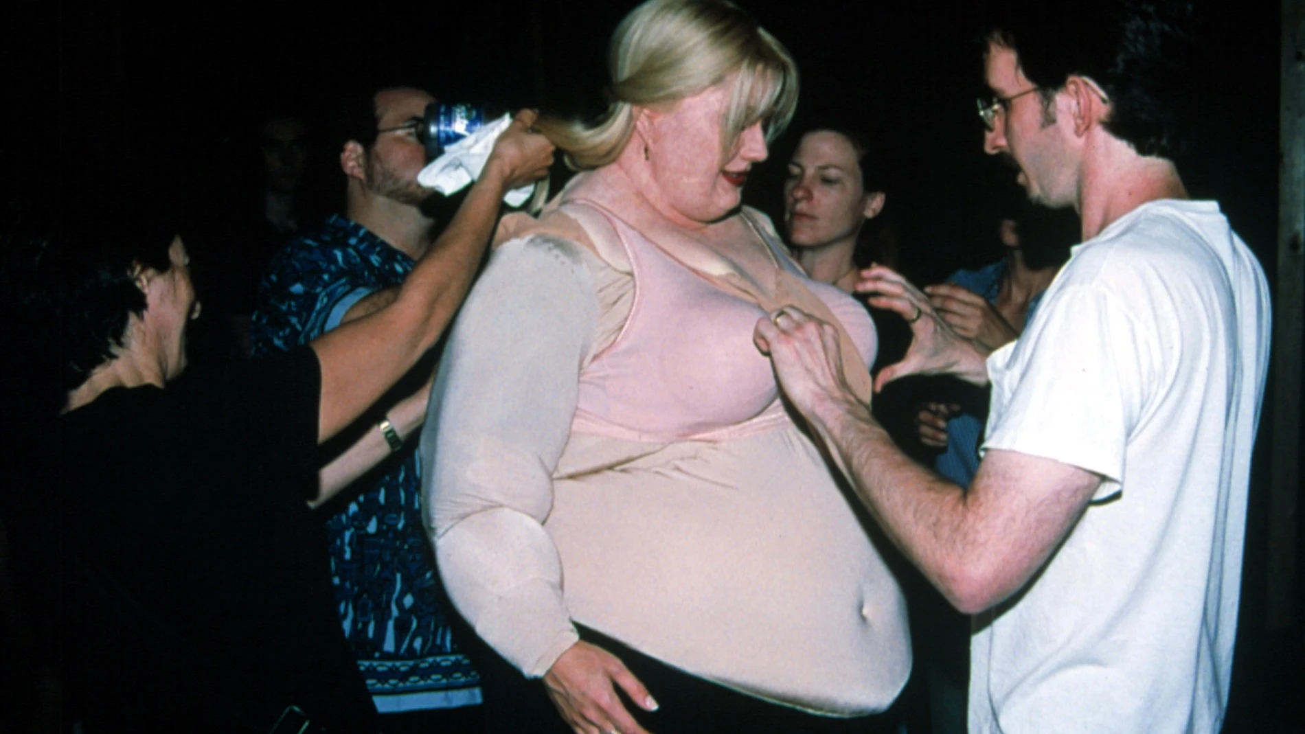Gwyneth Paltrow poniéndose el 'fat suit' de 'Amor ciego' Gwyneth Paltrow poniéndose el 'fat suit' de 'Amor ciego'