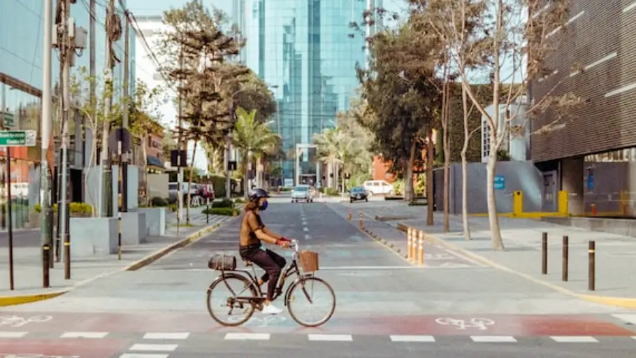 Una mujer montando en bici