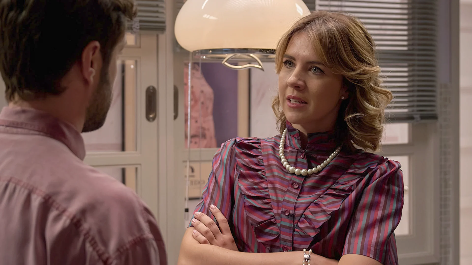 El bonito gesto de Román con Lola enfada a Alicia: “¿Qué haces regalándole flores?”