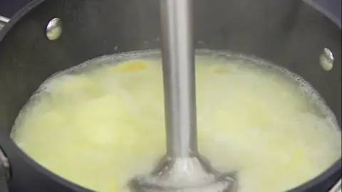 Trituramos el caldo y añadimos nata líquida Trituramos el caldo y añadimos nata líquida