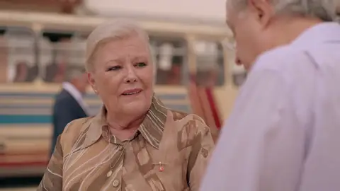 Pelayo llega engañado a la caravana de mujeres y conoce a Marisa: “Me ha traído aquí mi hijo” Pelayo llega engañado a la caravana de mujeres y conoce a Marisa: “Me ha traído aquí mi hijo”