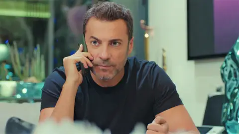 La amiga de Leyla hace creer a Kaya que la joven tiene novio… ¿por temor a que pueda pasar algo entre ellos? La amiga de Leyla hace creer a Kaya que la joven tiene novio… ¿por temor a que pueda pasar algo entre ellos?