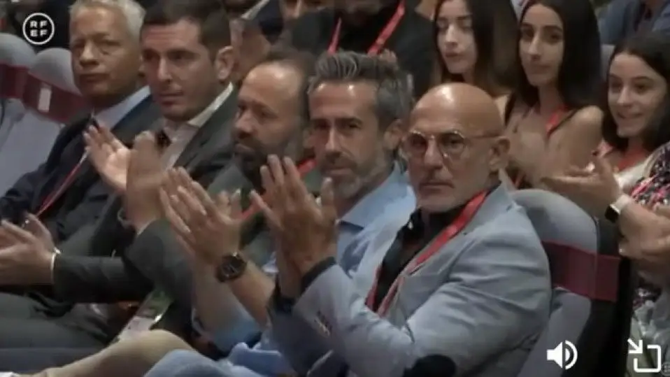 Luis De la Fuente aplaude el discurso de Rubiales en la Asamblea de la RFEF Luis De la Fuente aplaude el discurso de Rubiales en la Asamblea de la RFEF