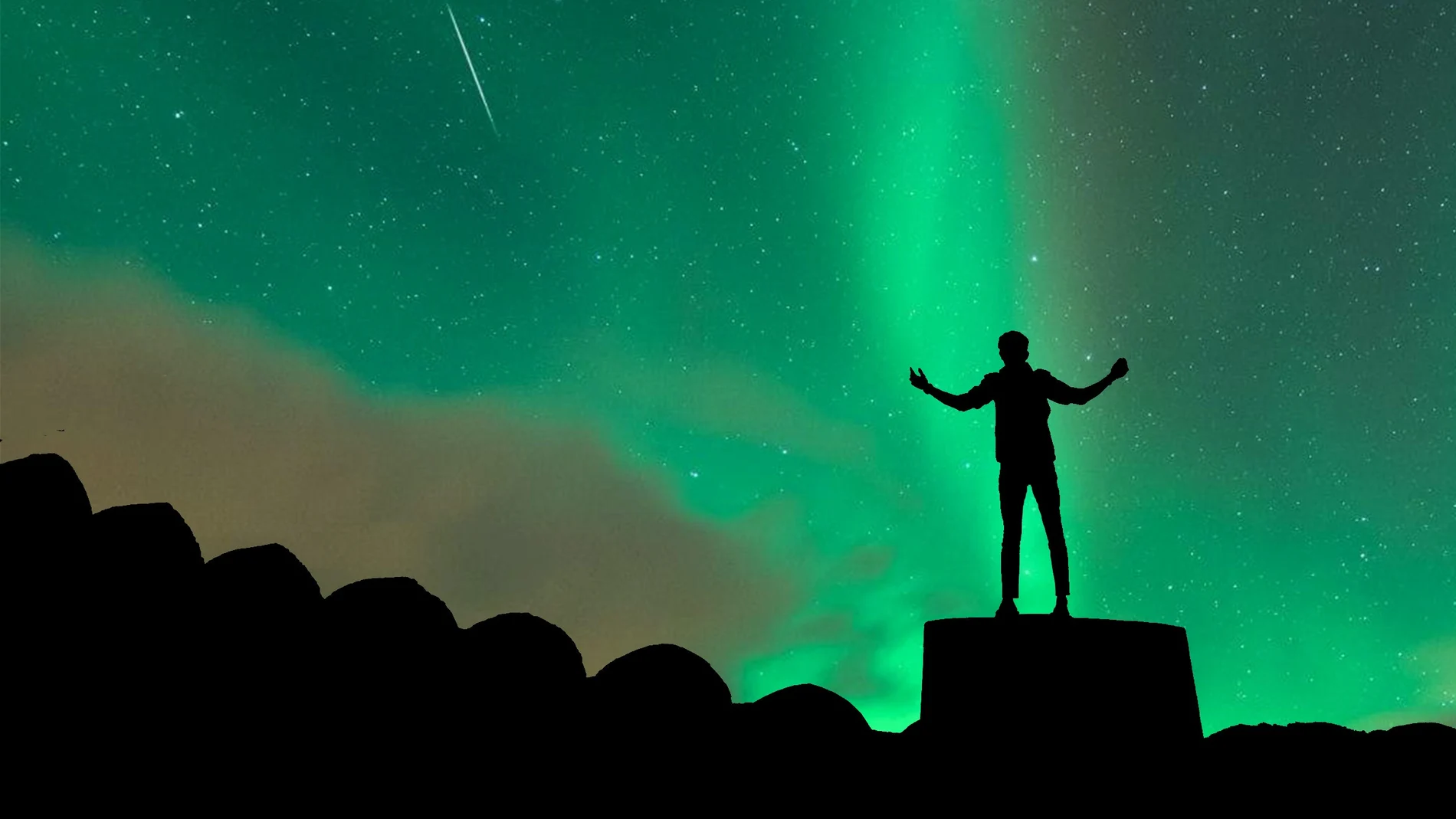 Imagen de archivo de una persona mirando una aurora boreal