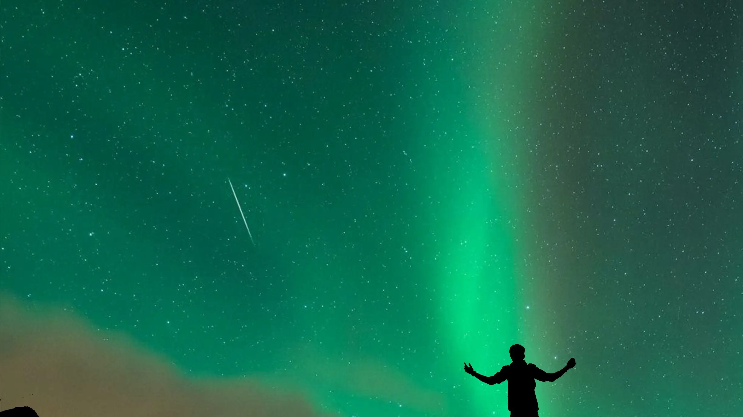 Imagen de archivo de una persona mirando una aurora boreal Imagen de archivo de una persona mirando una aurora boreal