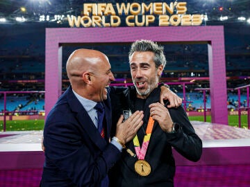 Jorge Vilda y Luis Rubiales abrazados tras la consecución del Mundial 