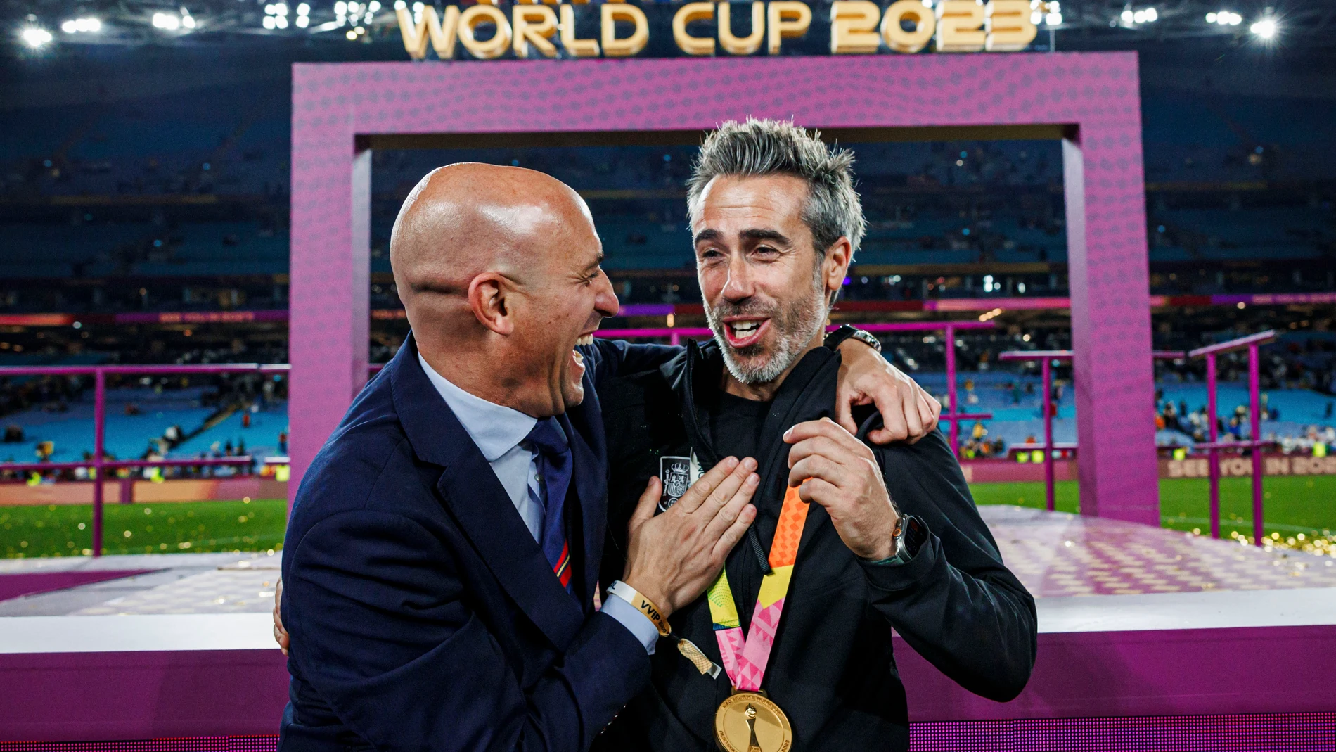 Jorge Vilda y Luis Rubiales abrazados tras la consecución del Mundial 