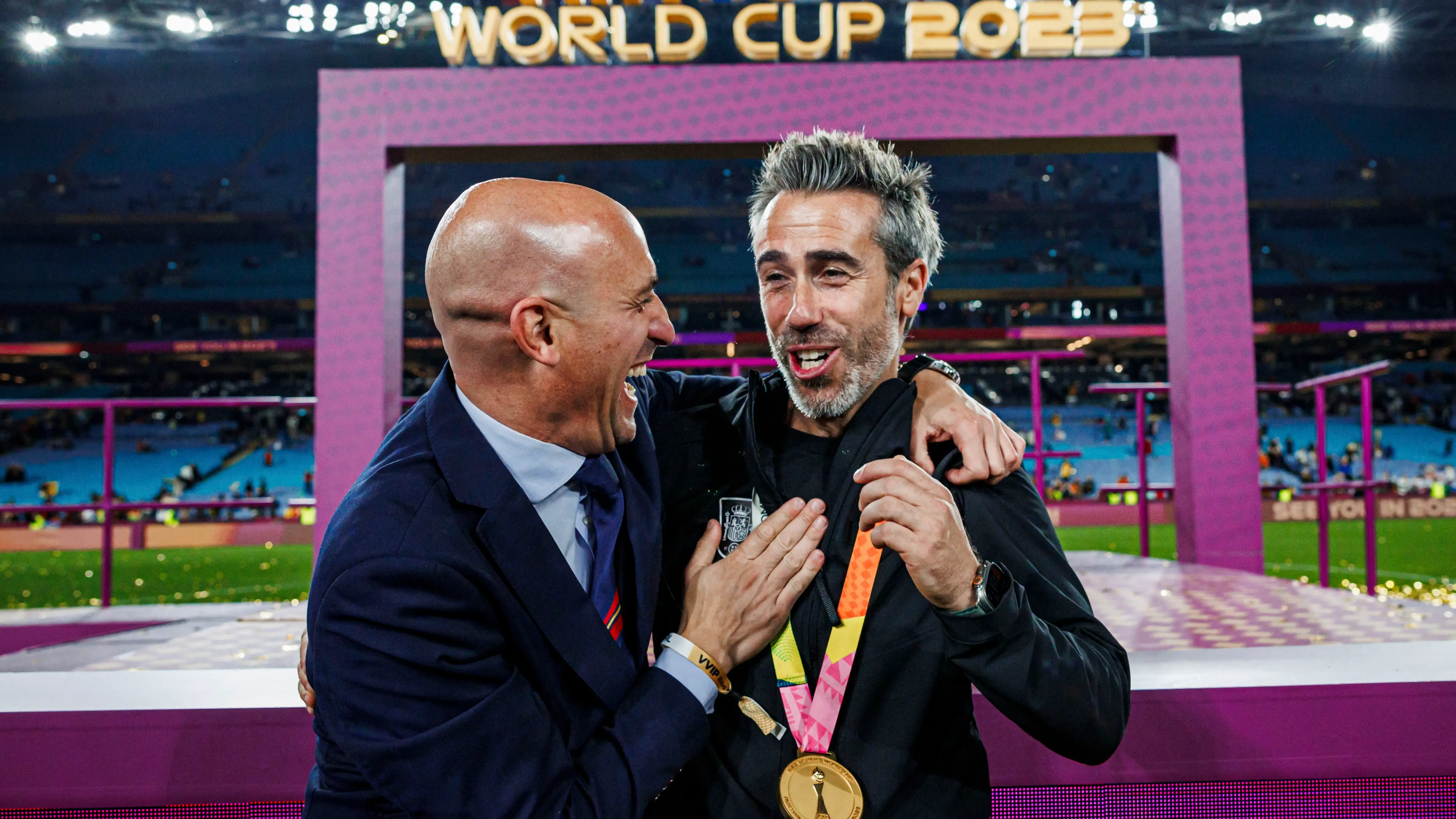 Jorge Vilda y Luis Rubiales abrazados tras la consecuci&oacute;n del Mundial 