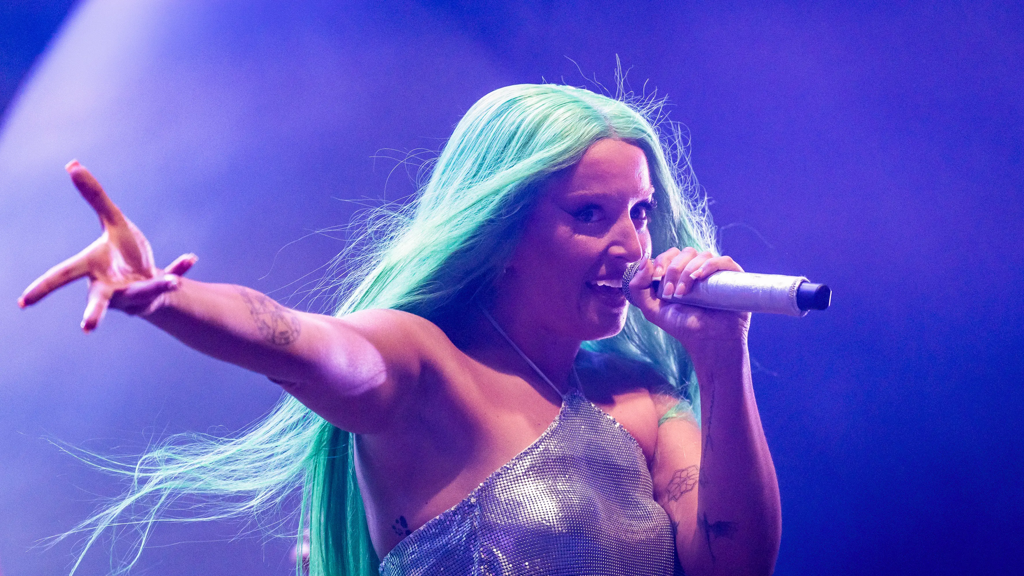Lola Índigo muestra su apoyo a Jenni Hermoso en su concierto Lola Índigo muestra su apoyo a Jenni Hermoso en su concierto